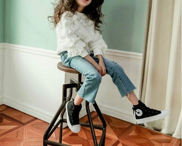 Modern, ovális nyakkivágású gyerekblúz lányoknak