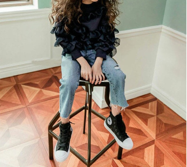 Modern, ovális nyakkivágású gyerekblúz lányoknak