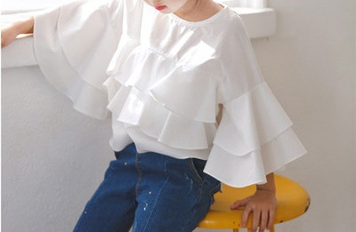 Aktuális gyerekblúz lótusz ujjal és ovális nyakkivágással