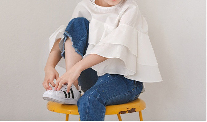 Aktuális gyerekblúz lótusz ujjal és ovális nyakkivágással