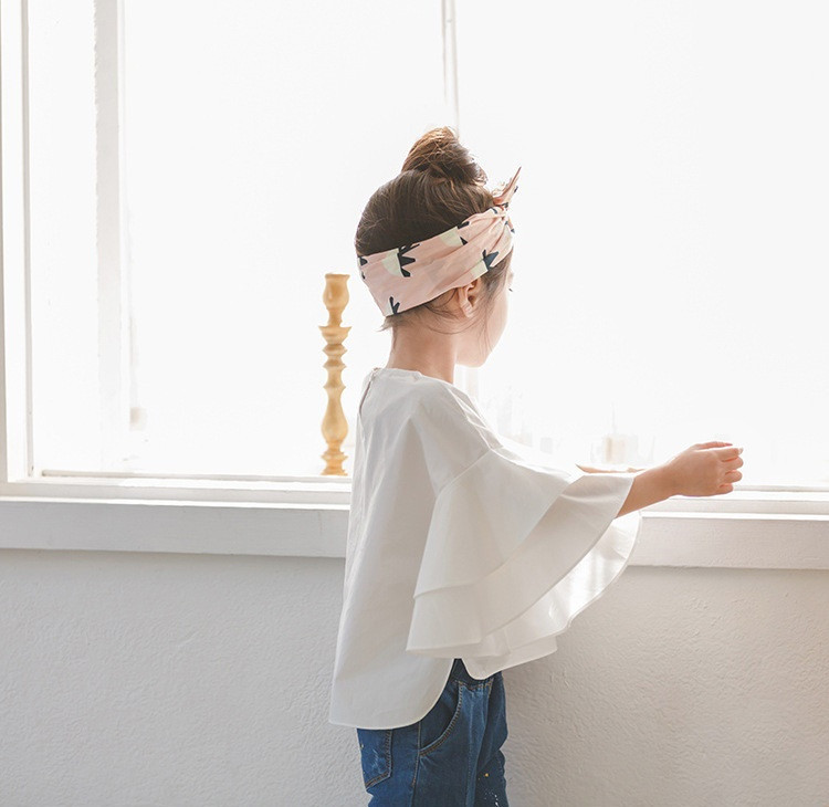 Aktuális gyerekblúz lótusz ujjal és ovális nyakkivágással