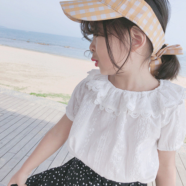 Alkalmi gyerekblúz rövid ujjal és ovális nyakkivágással