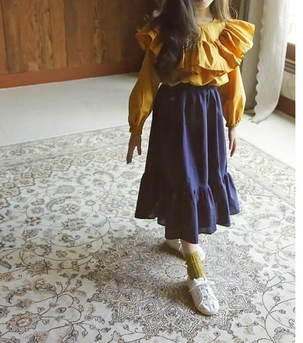 Modern, hosszú ujjú, ovális nyakkivágású gyerekblúz lányoknak