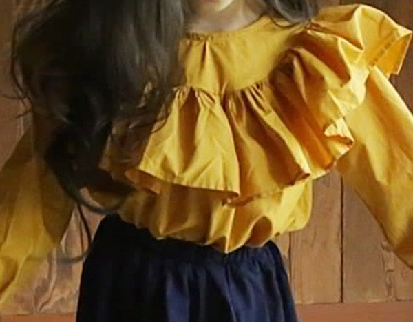 Modern, hosszú ujjú, ovális nyakkivágású gyerekblúz lányoknak