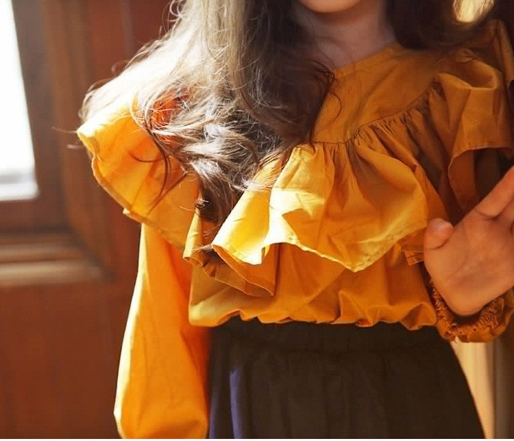 Modern, hosszú ujjú, ovális nyakkivágású gyerekblúz lányoknak