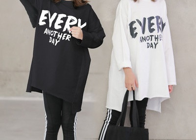 Gyermek hétköznapi blúz hosszú ujjal és feliratokkal