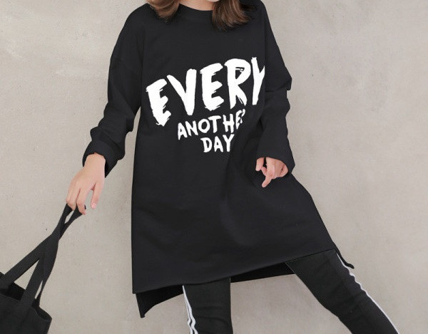 Gyermek hétköznapi blúz hosszú ujjal és feliratokkal