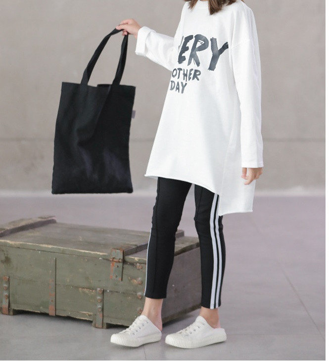 Gyermek hétköznapi blúz hosszú ujjal és feliratokkal