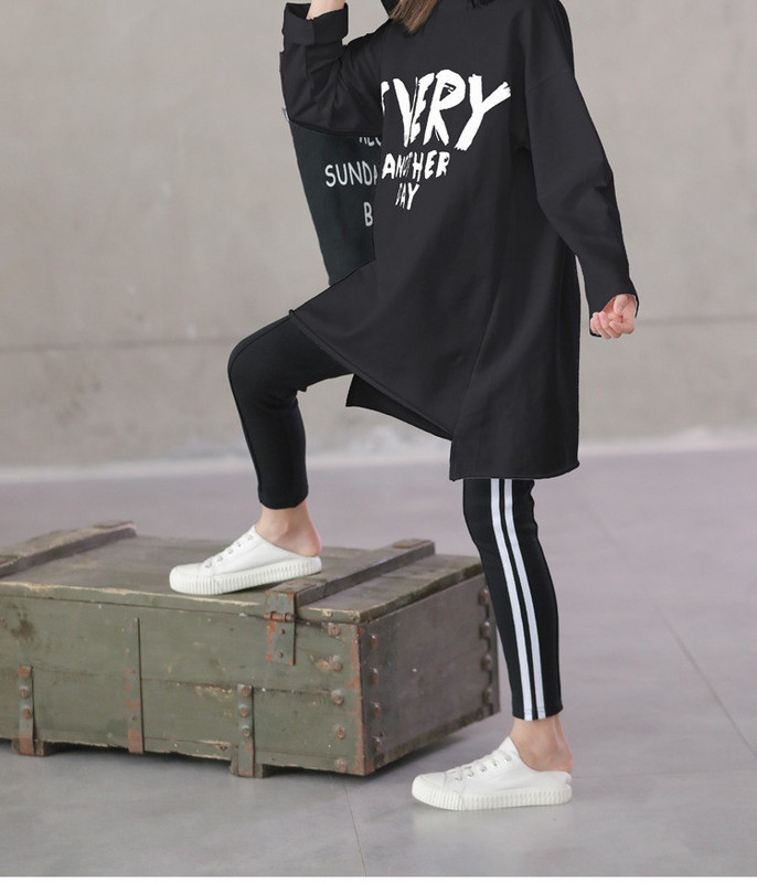 Gyermek hétköznapi blúz hosszú ujjal és feliratokkal