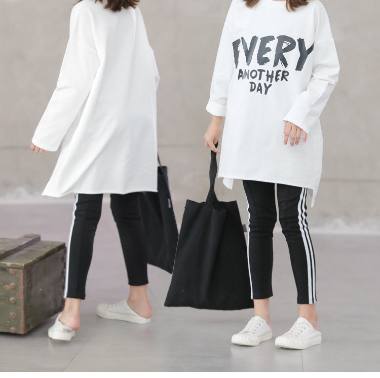 Gyermek hétköznapi blúz hosszú ujjal és feliratokkal