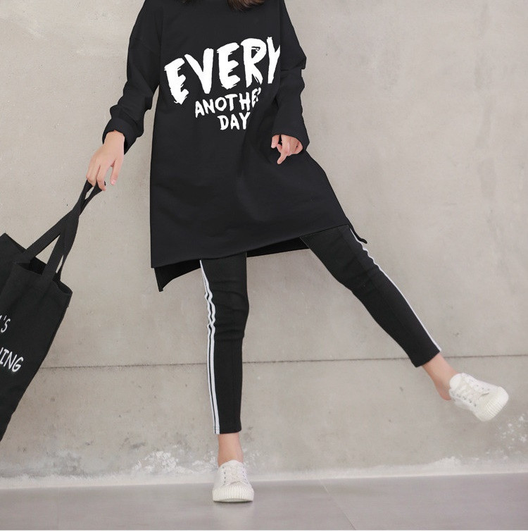 Gyermek hétköznapi blúz hosszú ujjal és feliratokkal