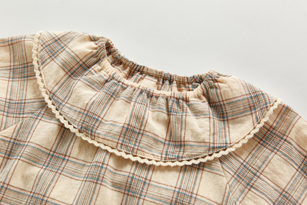 Modern gyerekblúz ovális nyakkivágással és hosszú ujjal