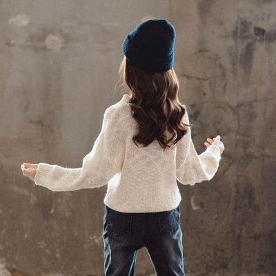 Modern gyerekblúz spitz nyakkivágással és hosszú ujjal