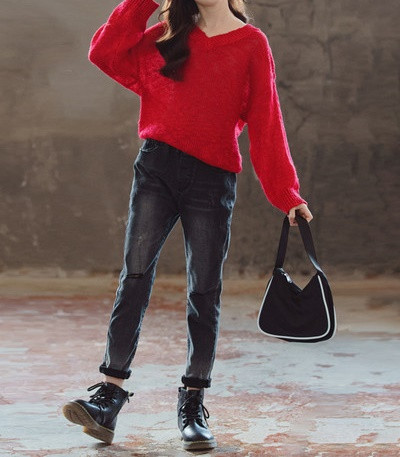 Modern gyerekblúz spitz nyakkivágással és hosszú ujjal