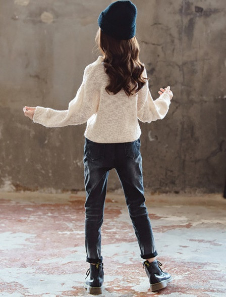 Modern gyerekblúz spitz nyakkivágással és hosszú ujjal