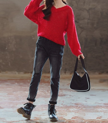 Modern gyerekblúz spitz nyakkivágással és hosszú ujjal