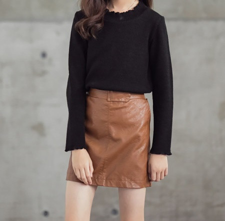 Alkalmi gyerekblúz hosszú ujjal és ovális nyakkivágással