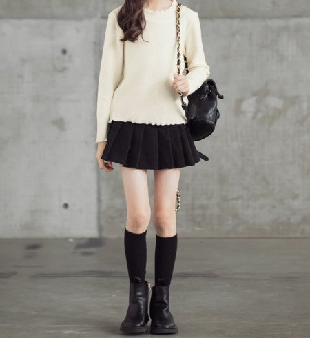 Alkalmi gyerekblúz hosszú ujjal és ovális nyakkivágással