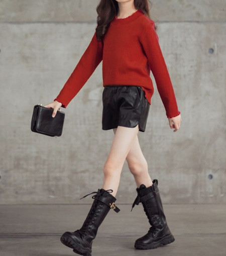 Alkalmi gyerekblúz hosszú ujjal és ovális nyakkivágással