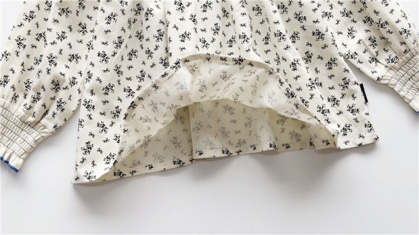 Stílusos gyerek ing hosszú ujjal és virágmintával