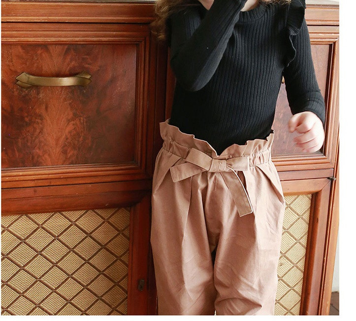 Modern gyermekblúz modell hosszú ujjal és ovális nyakkivágással