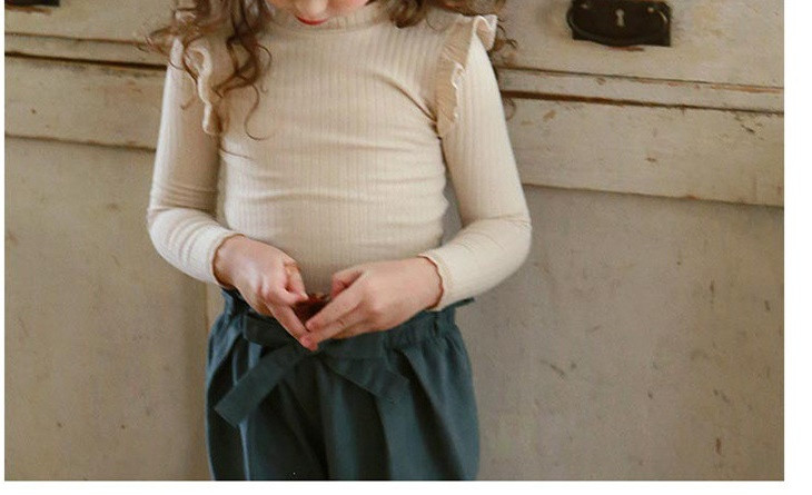 Modern gyermekblúz modell hosszú ujjal és ovális nyakkivágással