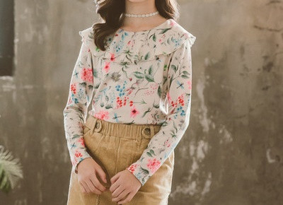 Modern gyerekblúz ovális nyakkivágással és virágmintával