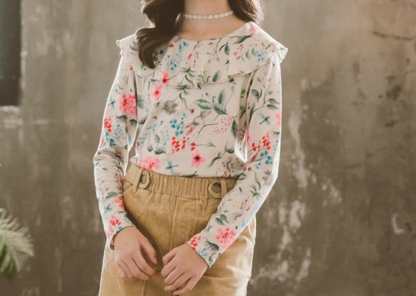 Modern gyerekblúz ovális nyakkivágással és virágmintával