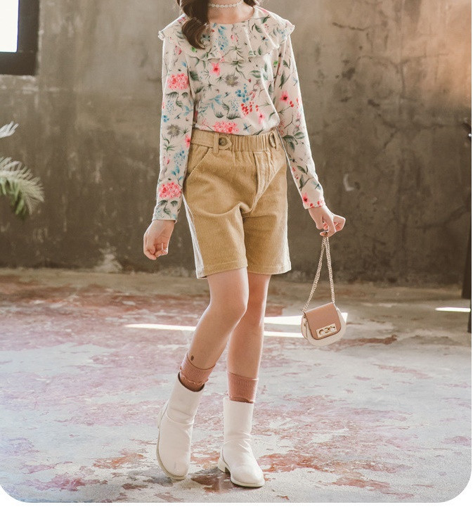 Modern gyerekblúz ovális nyakkivágással és virágmintával