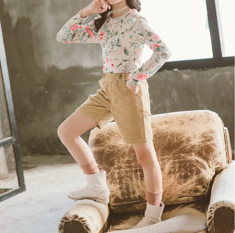 Modern gyerekblúz ovális nyakkivágással és virágmintával