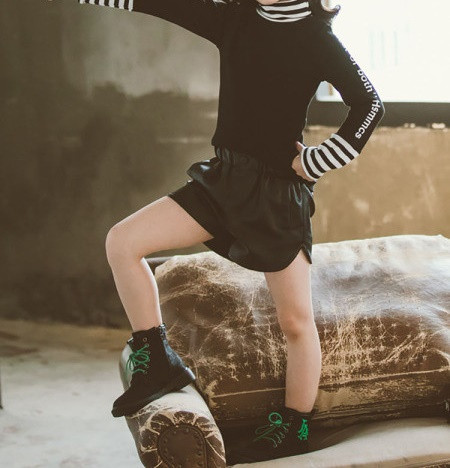 Korszerű gyermekblúz magas gallérral és hosszú ujjal