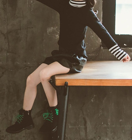 Korszerű gyermekblúz magas gallérral és hosszú ujjal