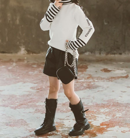 Korszerű gyermekblúz magas gallérral és hosszú ujjal