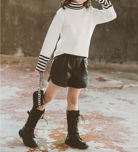 Korszerű gyermekblúz magas gallérral és hosszú ujjal