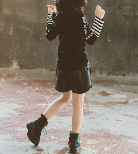 Korszerű gyermekblúz magas gallérral és hosszú ujjal