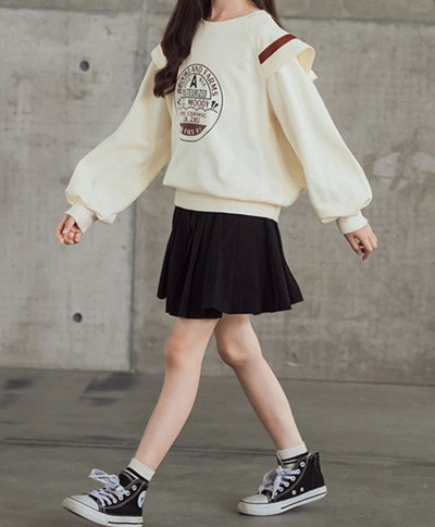 Aktuális gyerekblúz rátéttel és ovális nyakkivágással