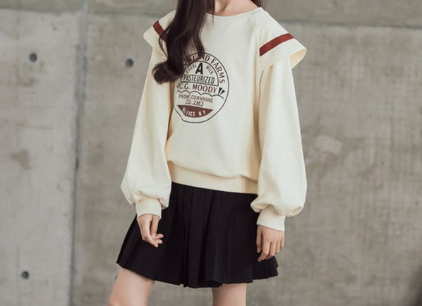 Aktuális gyerekblúz rátéttel és ovális nyakkivágással