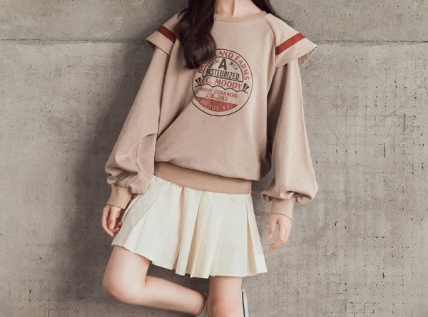 Aktuális gyerekblúz rátéttel és ovális nyakkivágással