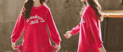 Modern gyerekblúz ovális nyakkivágással és felirattal