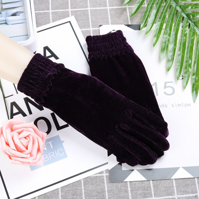 Moodsad naiste sametkindad