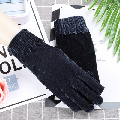 Moodsad naiste sametkindad