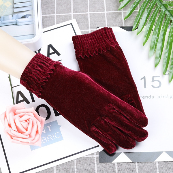 Moodsad naiste sametkindad