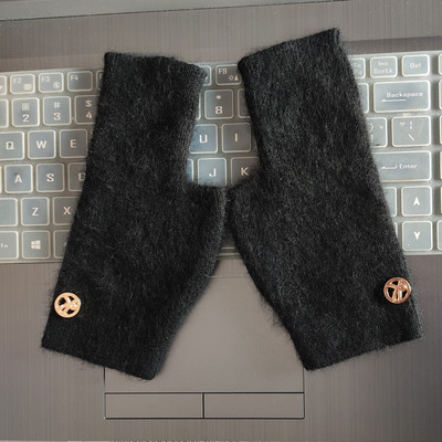 Kootud sõrmedeta kindad naistele