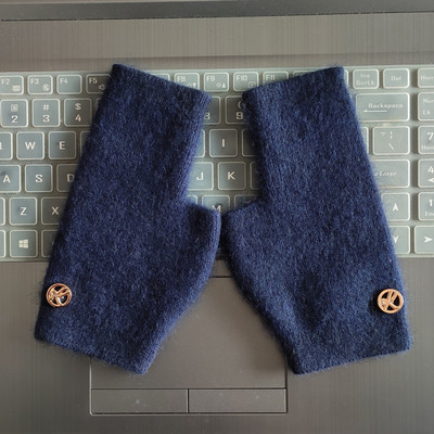 Kootud sõrmedeta kindad naistele