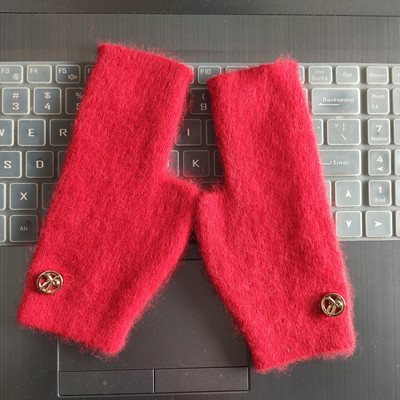 Kootud sõrmedeta kindad naistele