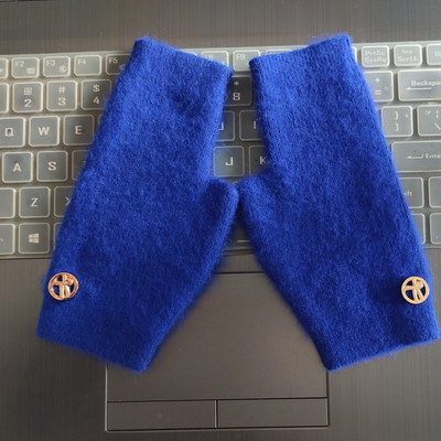 Kootud sõrmedeta kindad naistele