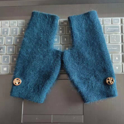 Kootud sõrmedeta kindad naistele