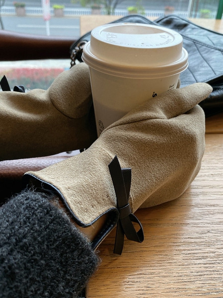 Női velúr kesztyű szalaggal - többféle modell