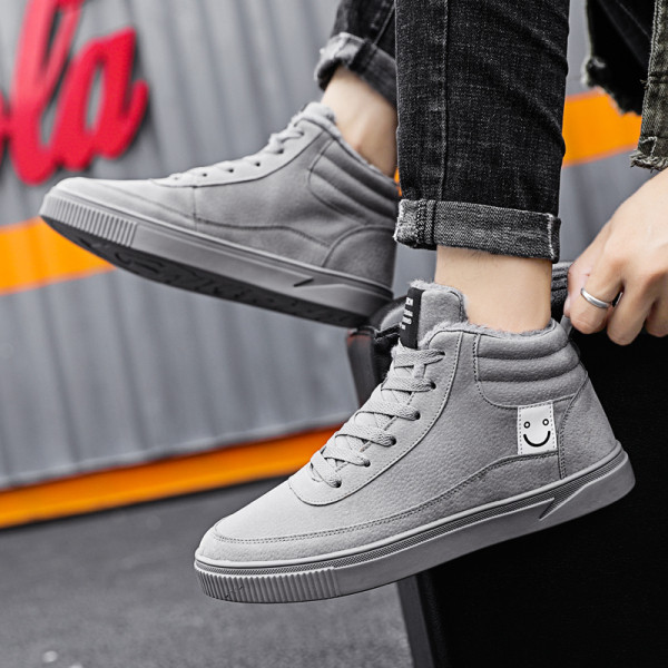 Női csizma meleg béléssel és emblémával