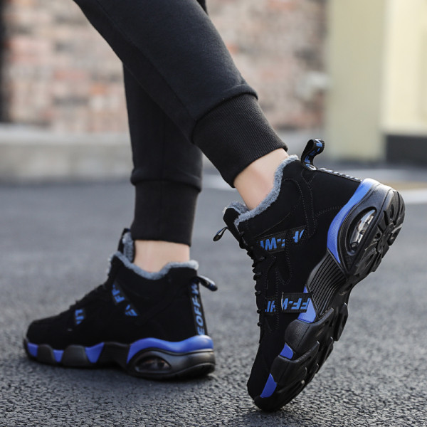 Férfi téli cipő feliratokkal és meleg béléssel